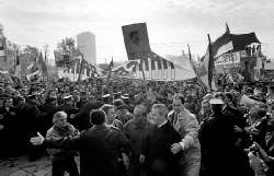 Пет минути пред донесување на хашката пресуда, смртта на Милошевиќ  за конзервативна Србија дојде во вистински час, а за Хаг во најнезгоден 