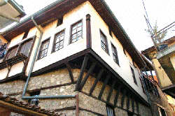 програма Денеска во Спомен-куќата на Кочо Рацин, од 10 до 16 часот ќе се одржи литературна и керамичка работилница