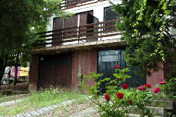 Газдите на куќата живеат во Франција