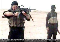 На ретките снимки Ал Заркави секогаш се појавуваше со пушка во рацете. Тие негови раце беа окрвавени од пресечените глави на десетици странци во Ирак, меѓу кои и оние на тројцата недолжни кумановци