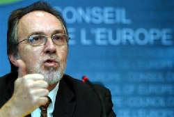 Она што ~ оди во прилог на Македонија е ѕидот на тишина во сите посочени земји во однос на истрагата на Советот на Европа и демнатирањата без исклучок дека тоа што се тврди од Стразбур се случило на нивна територија: Дик Марти