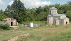 Малата и новата црква „Свети Ѓорѓи" во Кнежино. Во средина се наоѓа просторот каде што археолозите досега открија дел од манастирската историја 