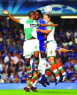 Напаѓачот на Челзи Дидие Дрогба во сендвич со дефанзивците на Вердер Налдо и Пасанен 