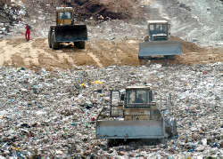 На депонијата секојдневно се транспортира целиот смет од скопските општини, кој потоа се наталожува и покрива со земја 